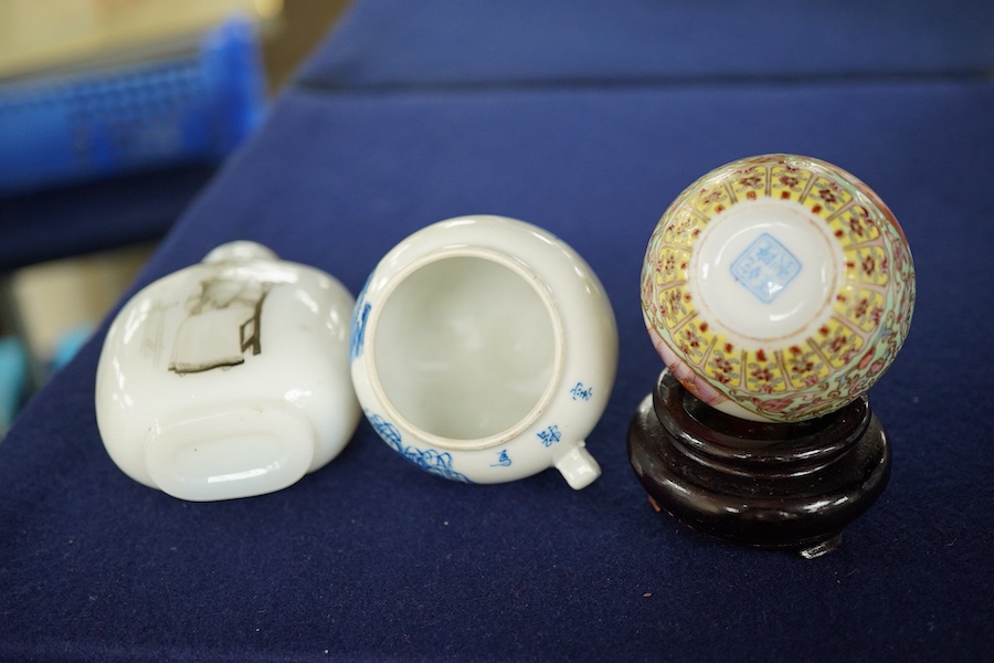 A Chinese enamelled white glass snuff bottle, a blue and white bird feeder and a famille rose vase, the first 9cm